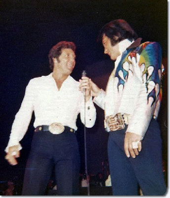 tom_jones_elvis_presley_on_stage_2.jpg