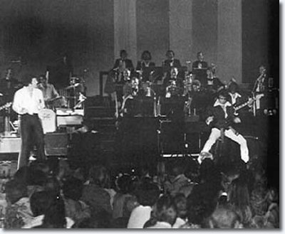 elvis_on_stage_tom_jones_concert.jpg