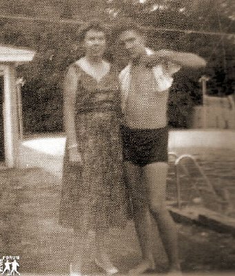 poolsidewithfan1.jpg