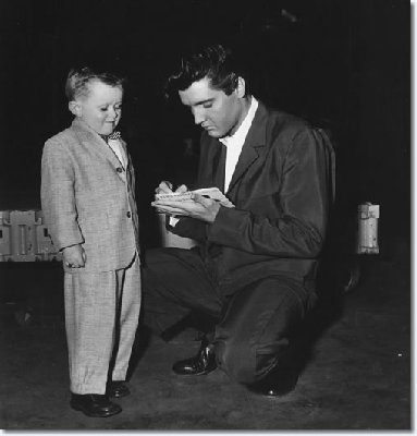 elvis_with_a_young_fan_tuesday_february_4_1958.jpg