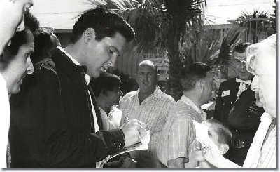 elvis_with_fans.jpg