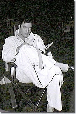 fun_in_acapulco_elvis_presley_reading.jpg