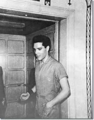 1960_march_22_elvis_elevator_miami.jpg