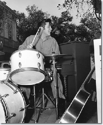 elvis_playing_dj_fontanas_drums_2.jpg