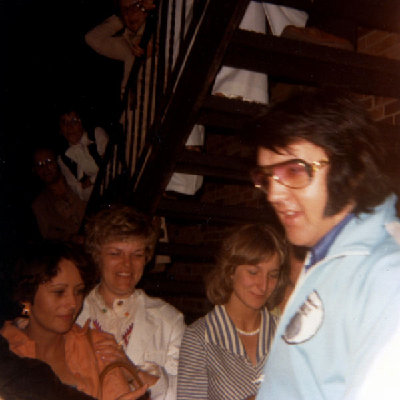 elvisarrivingathotel197.jpg