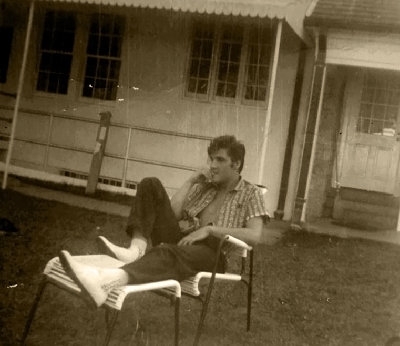 Elvis em Graceland 27-08-1957.jpg