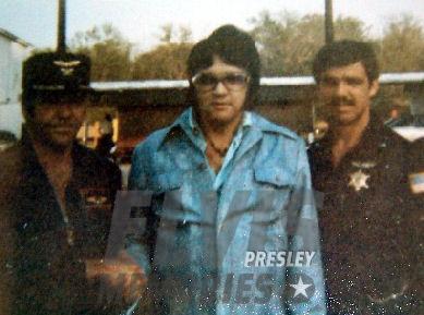 Elvis-gets-his-Memphis-Police-Reserve-Captain-I_D_-picture-taken-during-the-recording-sessions-at-Graceland-on-February-3-19761.jpg