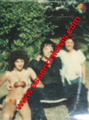 Elvis' 1977 Hawaii vacation you may not have seen. He is here with Dr Nick's daughters Kissy & Elaine Nichopoulos.jpg